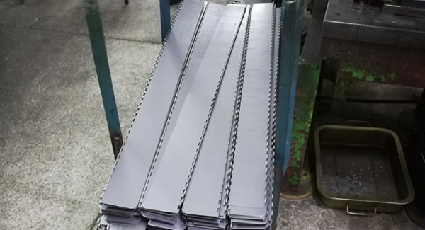 遇到困難,齊心協力,解決東莞合頁,東莞鉸（jiǎo）鏈.卷圓工序發熱,尺寸差異（yì）問題