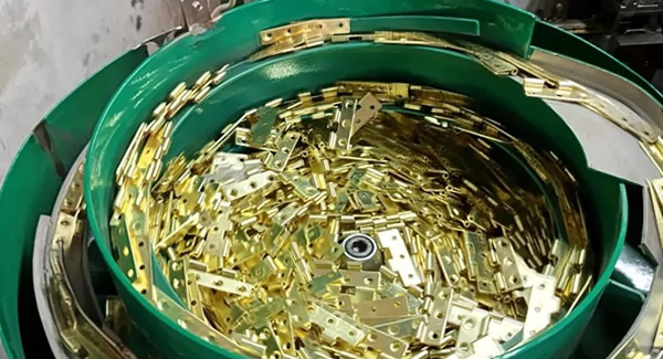 探秘合頁組裝自（zì）動化，小零（líng）件背後的大（dà）科技 |富二代成人斗音五金&東莞合頁（yè）