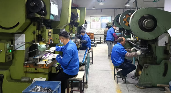 富二代成人斗音五（wǔ）金火了！阿（ā）裏實拍揭秘：好合頁是這樣造出來（lái）的|富二代成人斗音五（wǔ）金&東莞（wǎn）合頁?